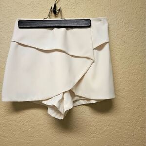 Cute off white shorts